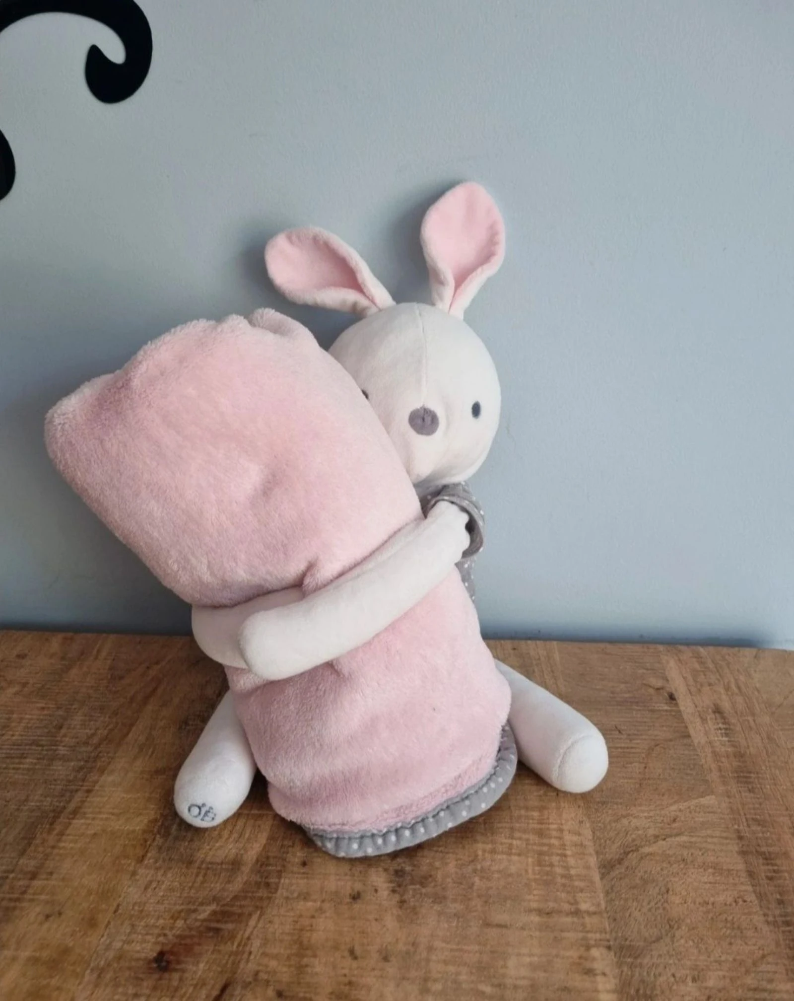 Peluche de conejo Obaïbi con manta rosa – photo 2